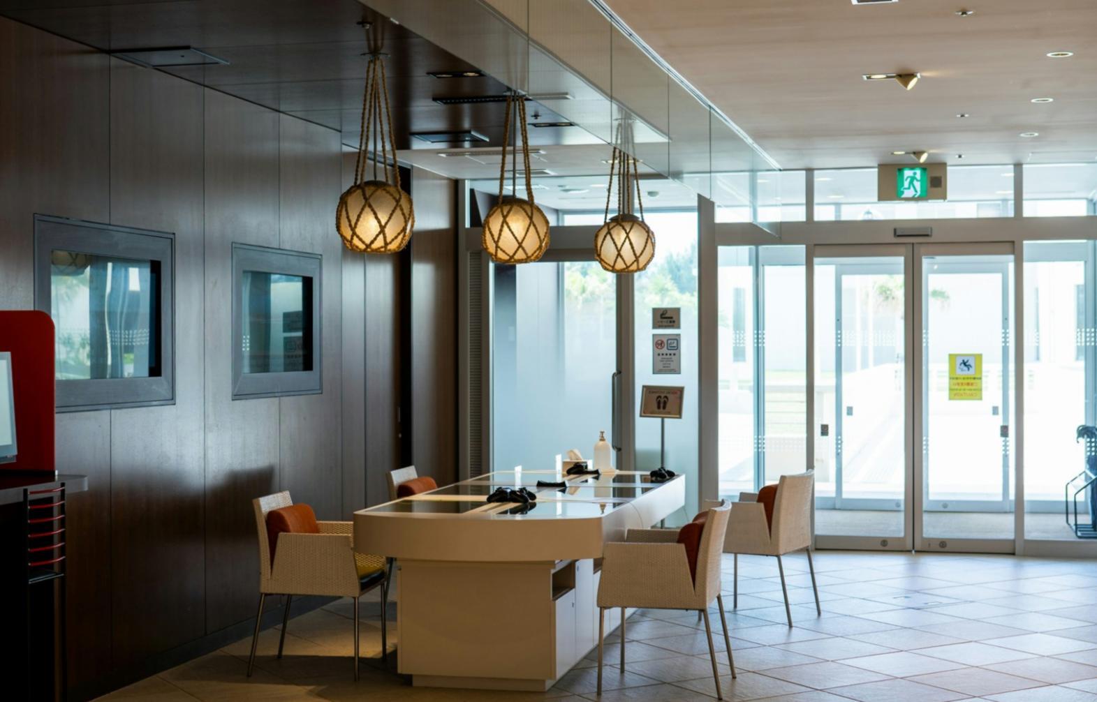 Session d'analyse financière en cours avec étudiants travaillant sur des états financiers réels