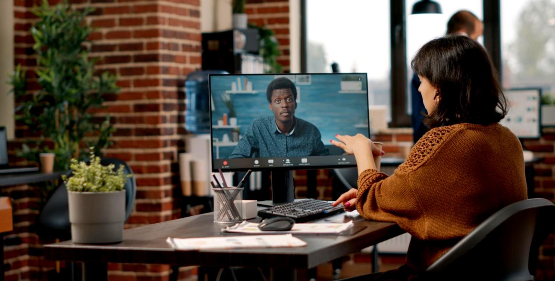 Session de formation professionnelle avec documents financiers