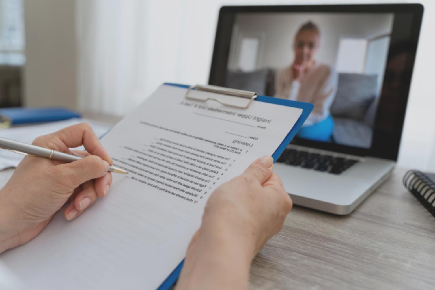 Professionnels travaillant ensemble sur une analyse financière