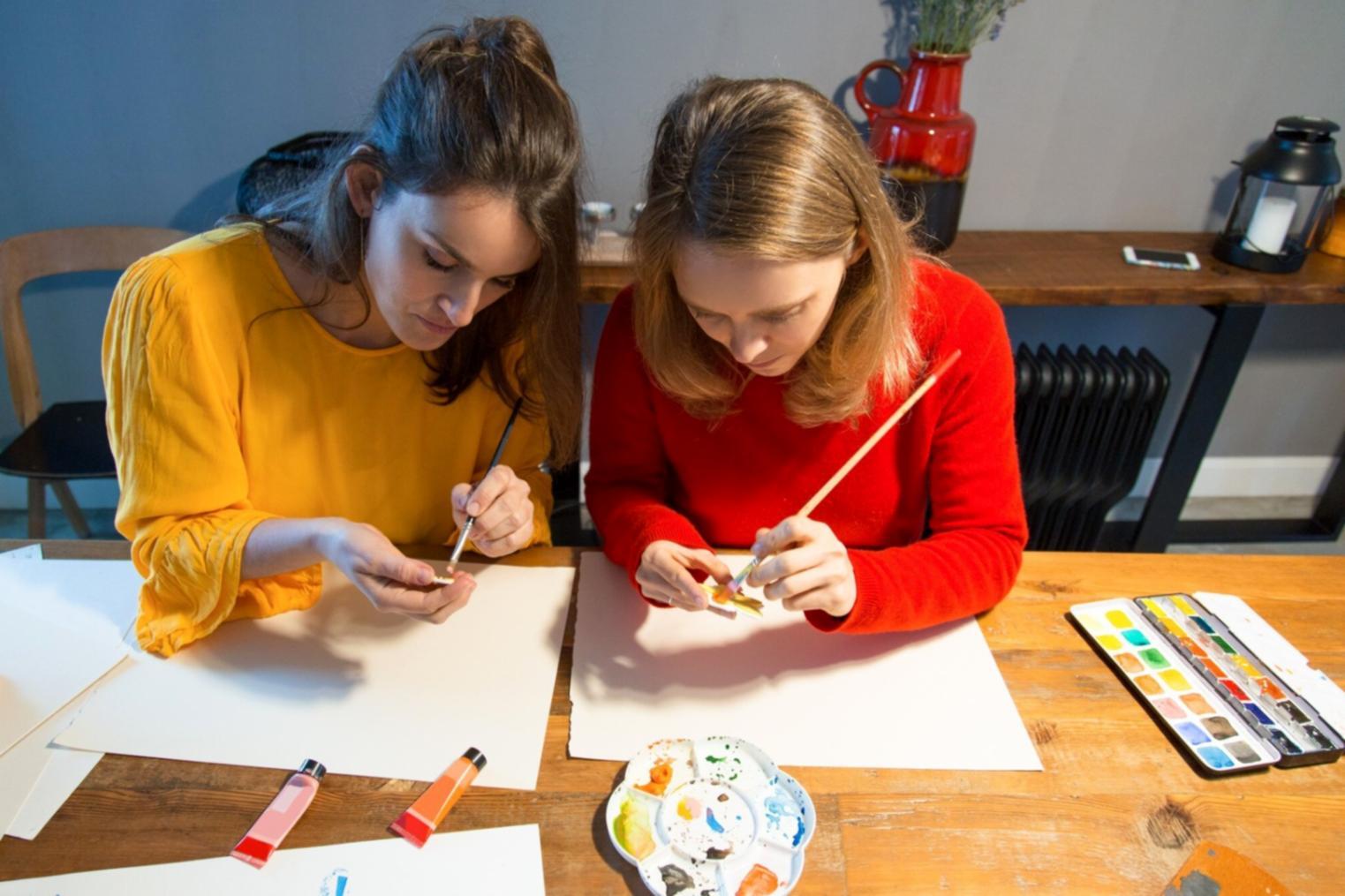 Analyse détaillée de documents financiers sur un bureau