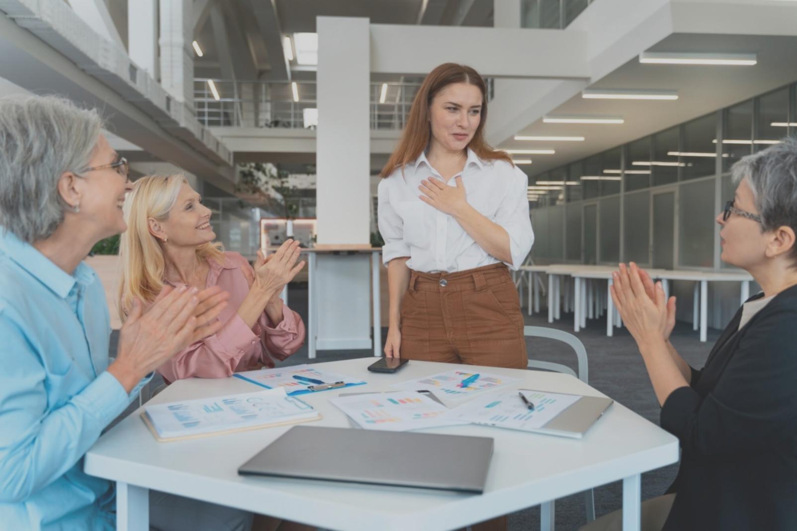Groupe de participants travaillant sur des analyses financières